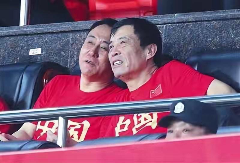 许家印的“足球梦”，坑惨了广州队！

还记得当年广州恒大横扫亚洲足坛的辉煌吗？两夺亚冠，八夺中超，风光无限！可谁能想到，这支曾经的“王朝球队”，如今却因为许家印的“足球梦”，走到了解散的边缘。

许老