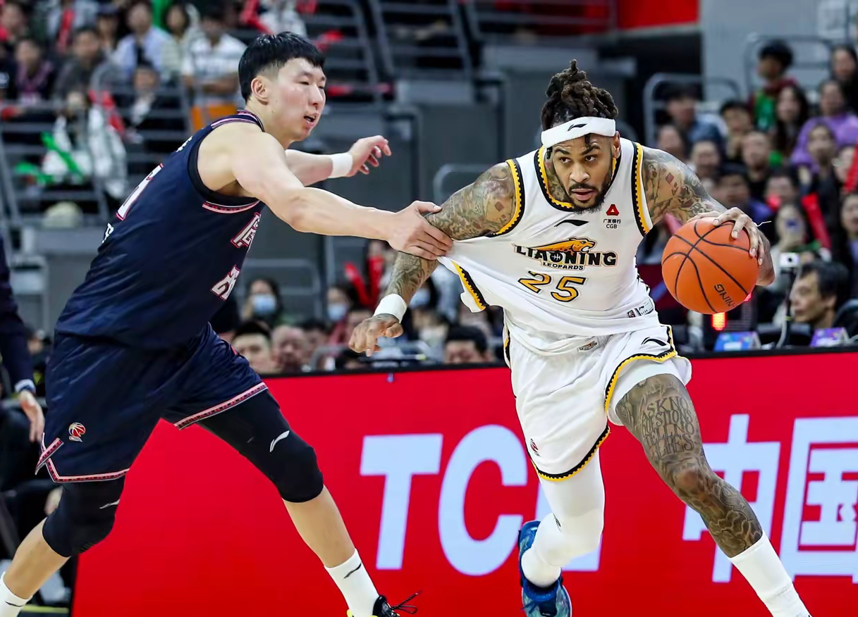 莫兰德试训广东男篮？近日，有关前辽宁男篮三连冠功臣莫兰德希望试训广东男篮的消息在篮球圈内引发了热议。对于这位曾经的冠军成员来说，寻找新的工作机会自然是当务之急，而加盟实力强劲的广东男篮无疑是一个理想的