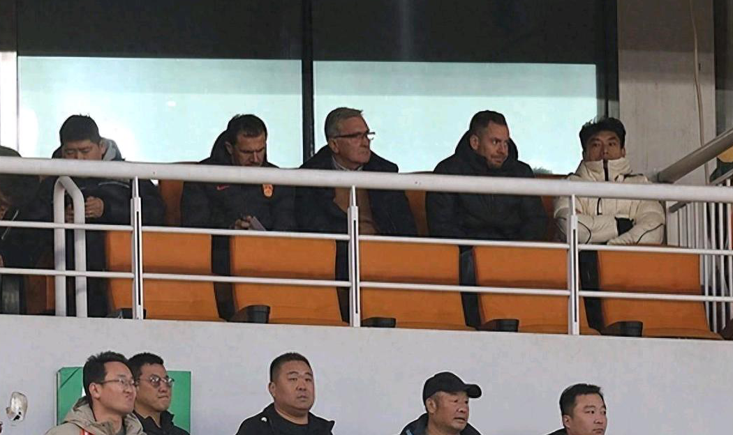 

国足主帅伊万留任，中国足球的未来何去何从？

上周末，在山东济南主场对阵武汉三镇的中超联赛中，看台上出现了一位备受争议的人物——现任国足主帅伊万。就在不久前，国家队在18强赛中遭遇了令人痛心的成绩