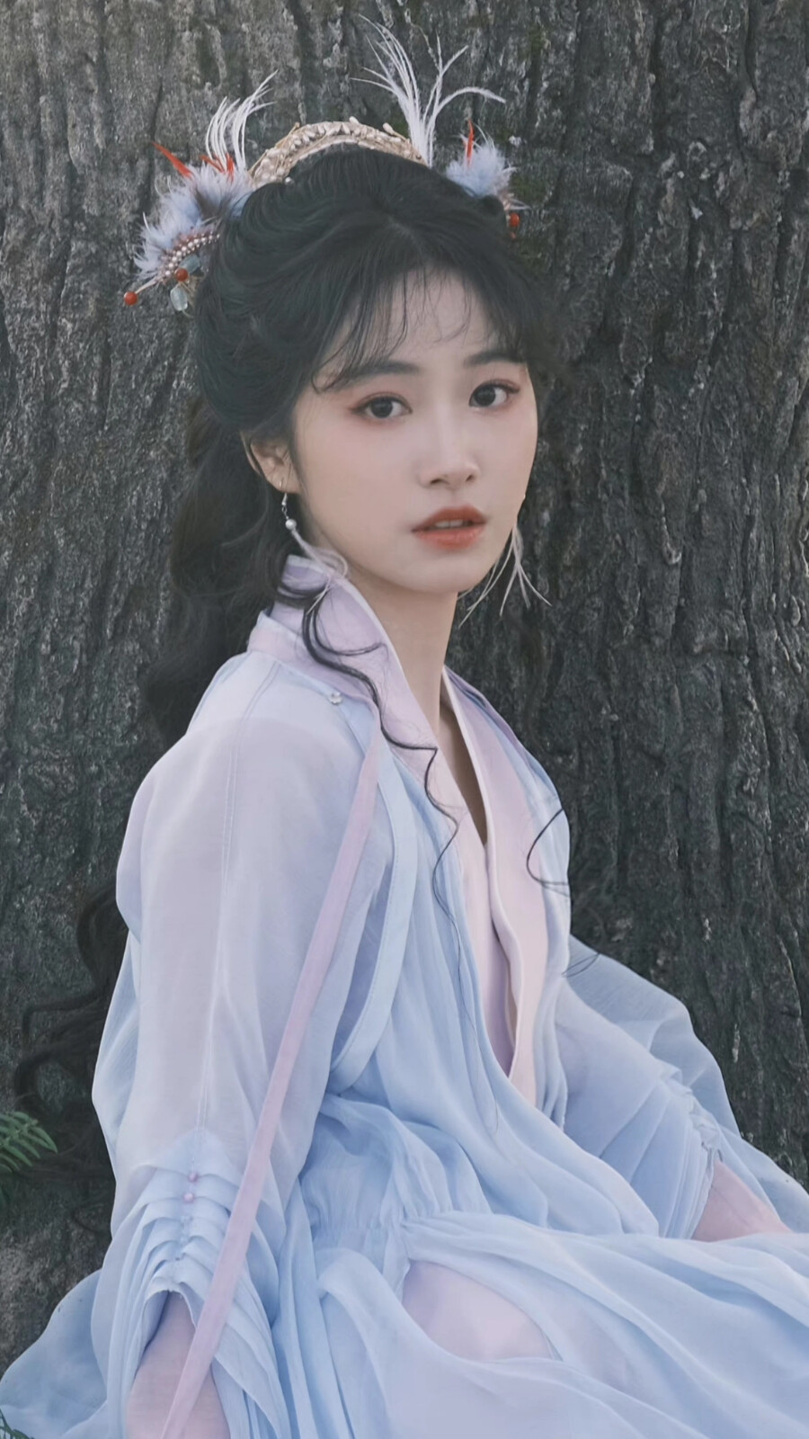 杨肸子,内娱又进新人了 《很想很想你》中的沈小舟，从歌手转型为演员，杨肸子一步一个脚印，在演艺道路上不断突破自我。每一个角色，她都用心塑造，用演技证明自己。