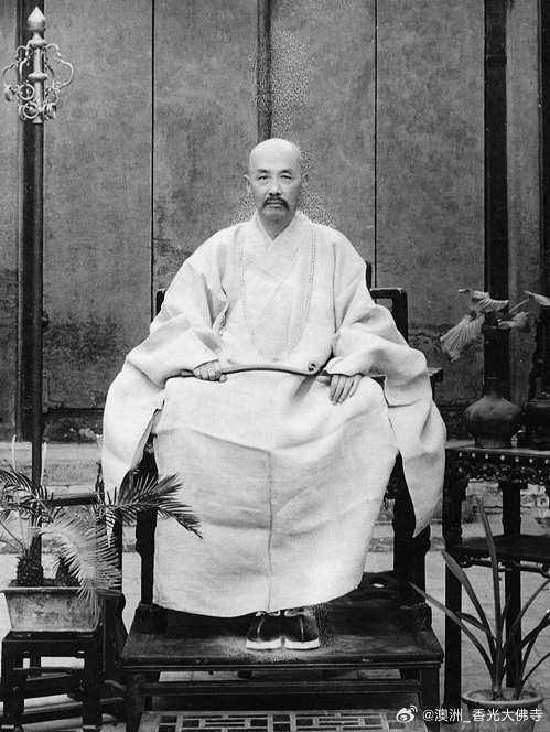 《谁对谁错》

夏莲居老居士开示：
谁对谁错？
自认为对的一方，瞋怒地指责对方的不是，
一点都没有想到自己是否有不对的地方，
结果是自己火烧功德林，
且发出的瞋怒是一股强大的波动，
不但招感自己的冤亲