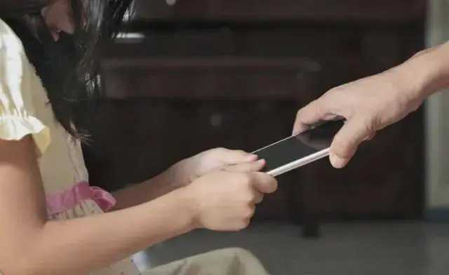 13岁儿子沉迷手机到要跳楼的地步你敢信？我这个当妈的差点被他砸断胳膊！那天晚上抢他手机，这崽子疯了一样摔东西骂街，最后把自己锁屋里不出门。

我浑身是伤坐在客厅发抖，老公还骂我养废了孩子。说来都是报应