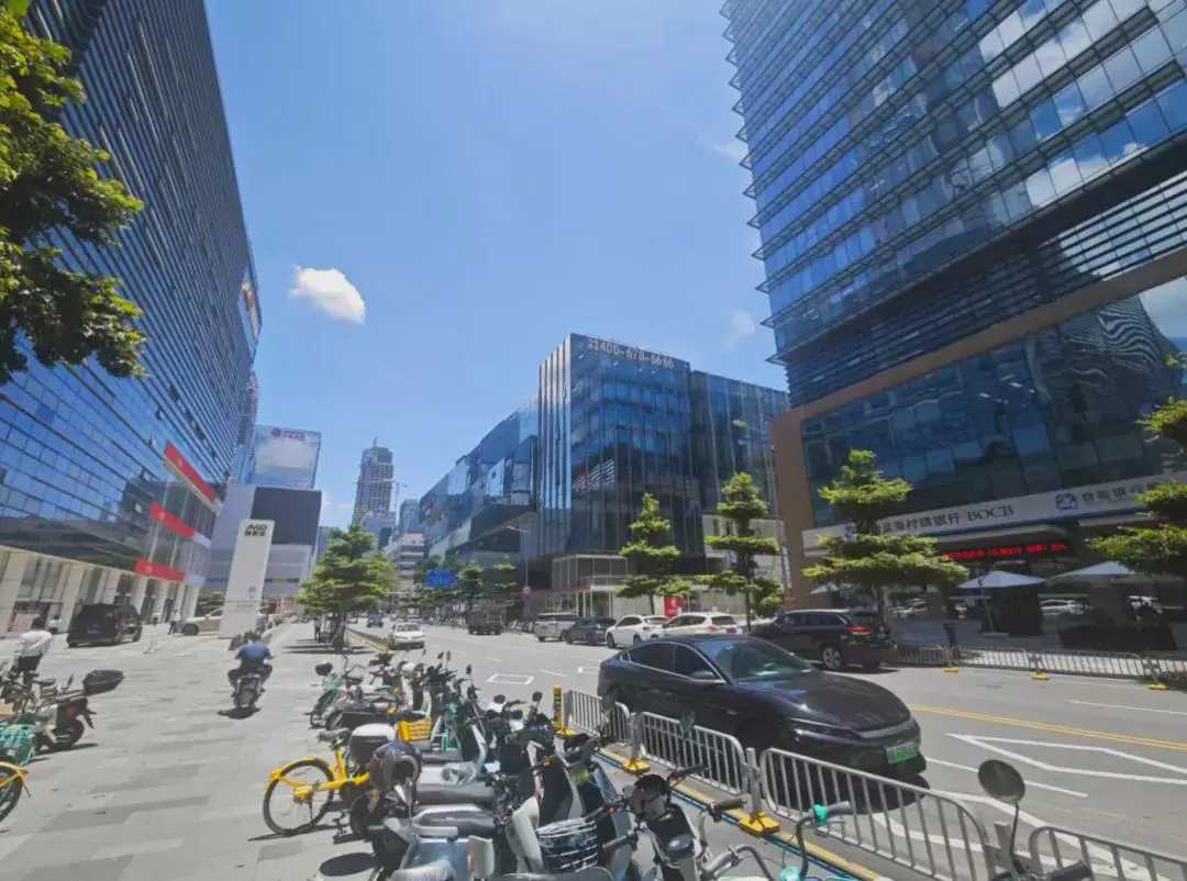 深圳罗湖区一栋6层老楼在法拍中引发激烈争夺，34名竞拍者经过450轮竞价，最终被河北千代传媒以1.14亿元拍下，溢价率高达379.6%。然而，6月23日，千代传媒突然悔拍，475.5万元保证金面临没收