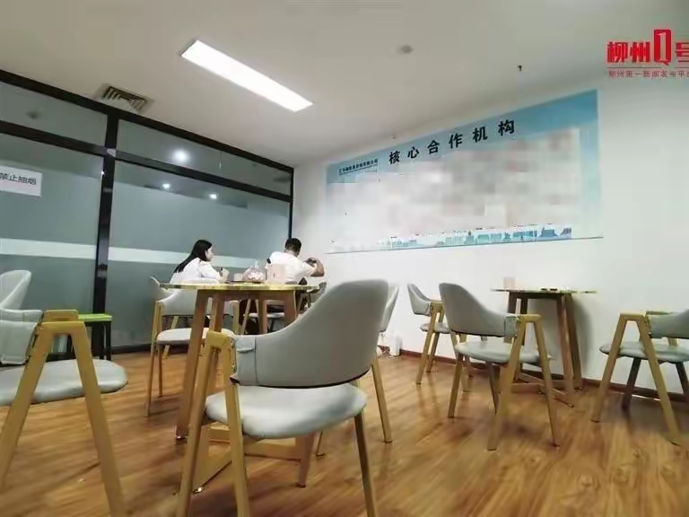 柳州一市民贷款3万元遇蹊跷事，实际到手仅22500元，7500元被中介公司以手续费名义扣除。贾先生因收到带“某银行”字样及LOGO的短信，前往潭中东路华信国际A座12楼办理贷款，却发现经办方是柳州市汇
