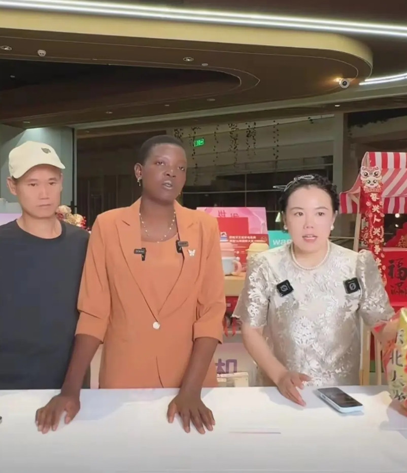 真邪乎！那些比咱穷100倍的非洲留学生，在国内居然敢明目张胆看不起中国人，吴建云家那个Rose更是离谱——三兄弟给她当佣人做饭，村里大妈抢着给她带孩子，活脱脱被供成“神”！

更离奇的是她直播带货，粽