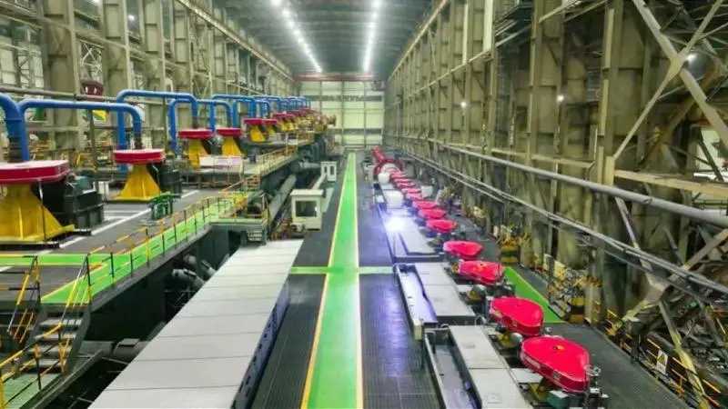 矿停了，股票发了公告，六个20岁大学生的命却换不来一句“对不起”。前一天还在听安全培训，后一脚就踩断生锈格栅板掉进浮选槽，两分钟矿浆就把人吞了；家长连夜飞过来认尸，公司却只说“停产善后”。

我就想问