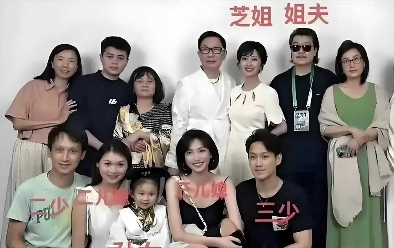 “71岁赵雅芝被儿子啃老，不老女神背后太心酸！”表面看她是优雅“白娘子”，实际却被三个儿子拖垮。

大儿子创业失败啃老打游戏，二儿子经商血本无归回家躺平，三儿子娱乐圈混不温不火全靠妈。仨孙子补习班、活