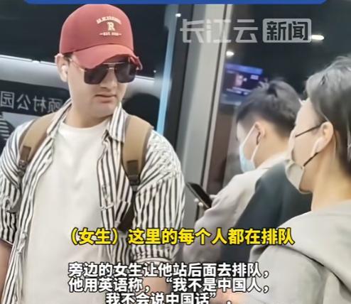 在咱中国的地铁站里，老外就能随便插队？早高峰地铁口排得老长，大家累得哈欠连天还守着规矩，偏偏有个外国男子大摇大摆往前挤。女生好心用英文劝他排队，这人倒好，一脸傲慢：“我认为没人会从这个站出来”，戴起耳