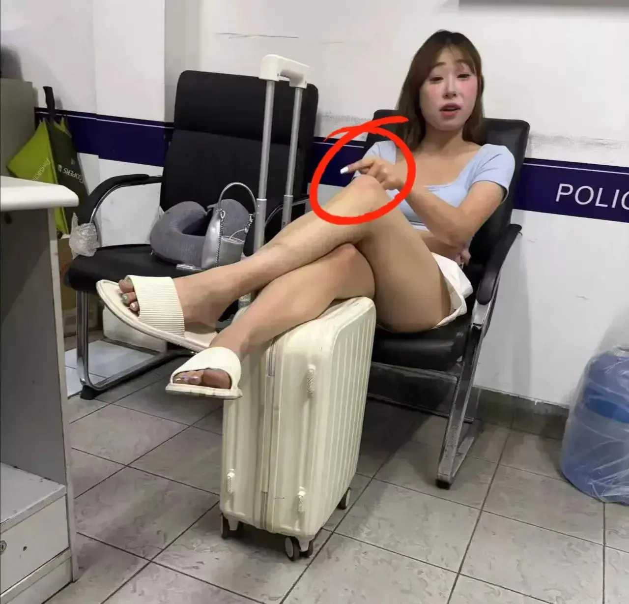 上海地铁踢人女孩警局内仍嚣张，二郎腿挑衅！

上海地铁2号线那事还没完！踢裆女孩马某被拘后，警局监控拍到她在里面居然还翘着二郎腿，跟在地铁上一模一样的嚣张姿势，直接挑衅男乘客，气得网友直骂：“这女的太
