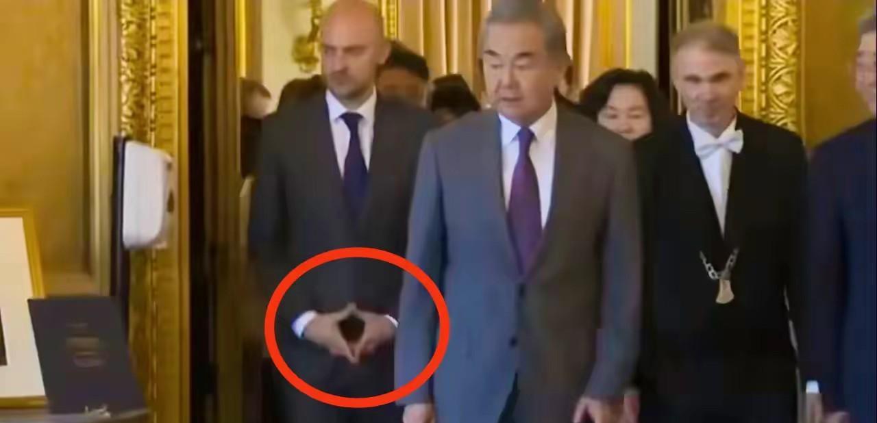 这手势跟之前辱华网红用的同一个，明显是故意的。法国外长在全世界面前搞小动作，不是蠢就是坏——要么不懂规矩（可他是高官，不可能），要么就是看不起中国，觉得没人敢吱声。

礼仪之邦讲的是以德服人，但面对这