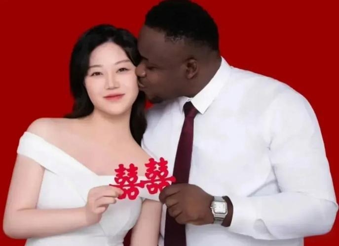 都2025年了，还有中国姑娘一门心思找黑人男友？真搞不懂她们咋想的！看看那些前车之鉴，多少姑娘被爱情冲昏头脑，跟黑人在一起后，生活变得一团糟。

有的女生被黑人男友的甜言蜜语哄骗，远嫁非洲，结果发现对