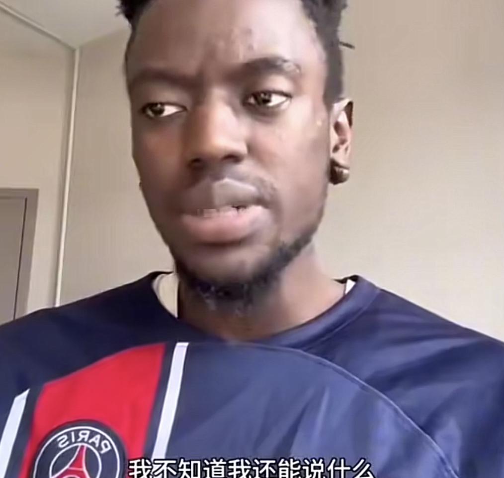 在广州生活了19年却仍觉得自己是“外人”，这哥们儿的遭遇到底是个例还是缩影？咱就说大街上那些阿拉伯文招牌、扎堆的非洲商户，和本地阿婆绕道走的画面，到底算不算“包容”？

有黑人兄弟吐槽中国人对政治正确