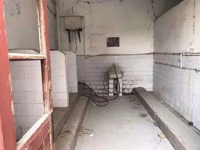 撞人后藏匿废厕致死，被告还曾两次肇事致3人死亡，这是怎么回事？近日，湖北省高院公开的一起“撞人藏匿废厕案”引发关注。

“90后”男子邢某凌晨驾车撞人后，将伤者拖至自家废弃厕所藏匿，之后照常去屠宰场拉