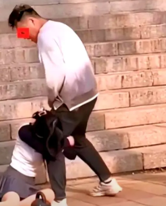 河北近日现“硬核离婚”现场！一男子发现妻子出轨后，既未哭闹也未撕扯，而是点根烟径直带妻子去民政局。妻子见状慌了神，跪地抱腿痛哭哀求，男子却冷着脸不为所动，任凭对方哭到肝肠寸断。
 
原来男子出差回家察