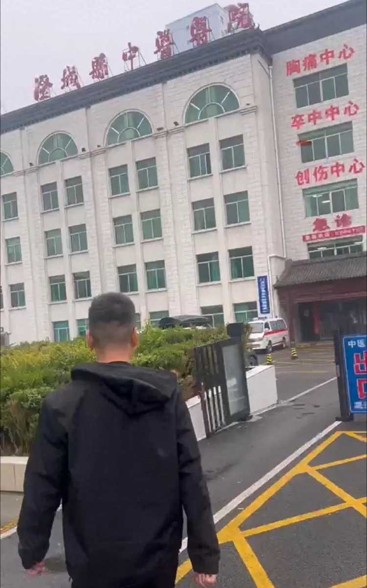 医院设备维修中断供氧，导致患者离世，这事儿简直离谱！患者本就身患重病，在医院吸氧保命，结果医院维修氧气管道，医护人员却毫不知情，应急措施还严重滞后，最后患者没了，这医院难辞其咎。
 
更过分的是，家属