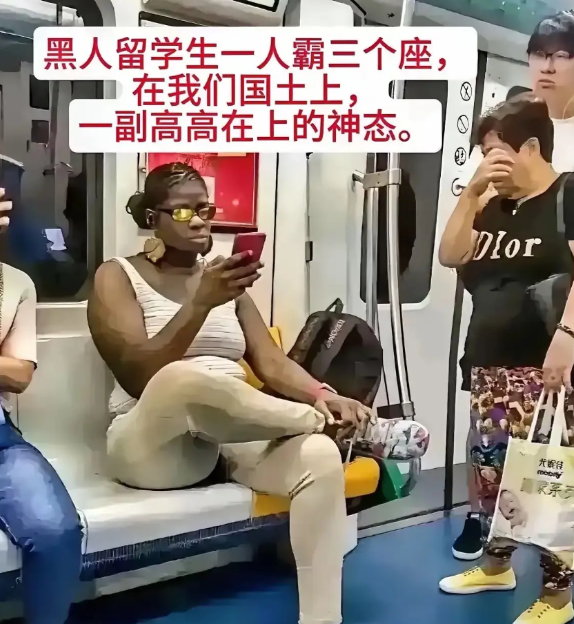 地铁上，一个外国留学生一人占了三个位置，这到底是谁给惯出来的毛病？旁边明明站着两个人，其中还有一位上了年纪的大妈，她就跟没看见似的，无动于衷。

咱就说，这要是在她自己的国家，是不是也这样横行霸道啊？