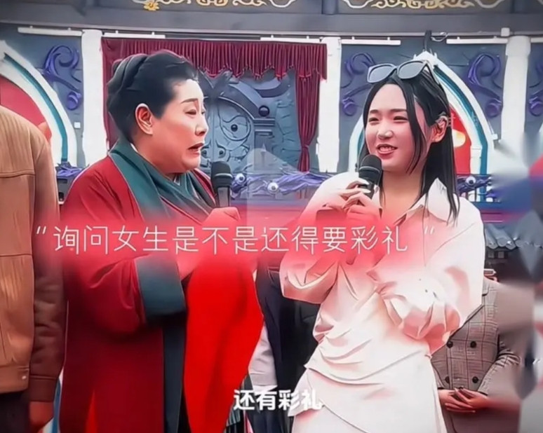 入赘还要倒贴彩礼？女孩提出男方需入赘，当男生爽快答应后，她又扭捏地追加“要十万到二十几万彩礼”，连媒婆都惊问“入赘还要彩礼？”。这并非个例——浙江曾有男方带房入赘仍被要求18.8万彩礼，福建长乐更流行