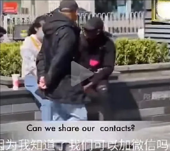 “中国女生是不是被捧过头了？”北京某高校门口，几个黑人拍视频搞测试，结果让人大跌眼镜——随便搭个讪夸句“漂亮”，中国女生居然个个点头答应做女友。

评论区瞬间炸锅：要是换咱中国男生去搭讪，早被骂“流氓