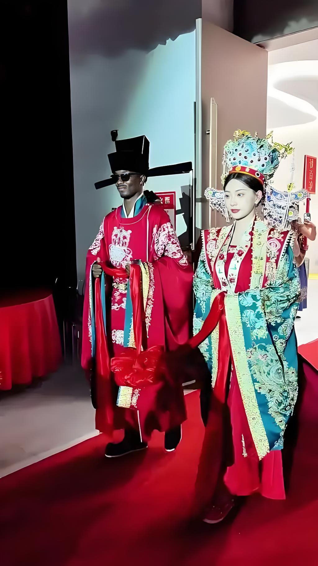 有人说“嫁给黑人的女生都超幸福”，这话听着真让人直冒冷汗！网上随手一搜，多少现实案例打脸。

有的姑娘被黑人男友哄得晕头转向，甜言蜜语听多了就嫁了，结果婚后发现对方天天在家躺着，不工作不赚钱，养家全靠