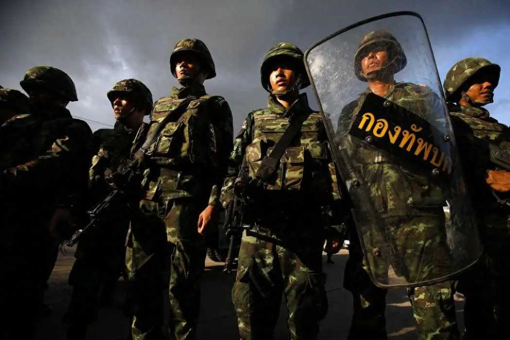 一颗地雷炸了泰军巡逻兵，泰国连夜派F-16把柬埔寨的兵营轰成火海，连招呼都不打；柬首相直接给五常打电话哭着求停战，可泰国大使馆已经撤人、口岸也关了，东盟急得跳脚却拦不住。

我就想问：家门口这俩邻居真