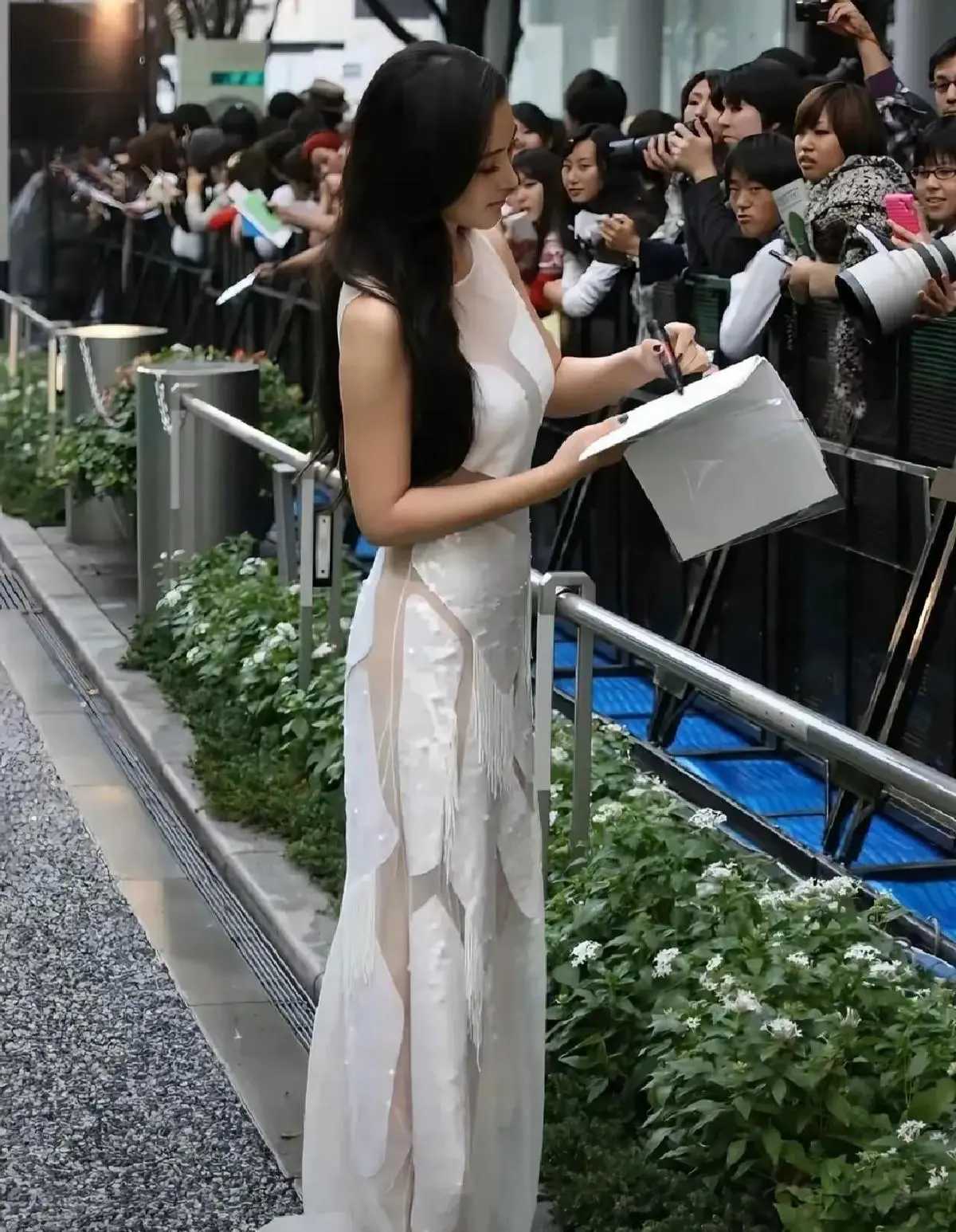 张馨予怎么又摊上事了？这次居然是因为“衣不蔽体”的争议！原来她在节目里穿得“不够露”，直接怼买家：“衣服保守不保守我说了算？

你们心里那杆秤是不是该擦擦了？”这话一出，现场气氛瞬间炸裂，工作人员都懵