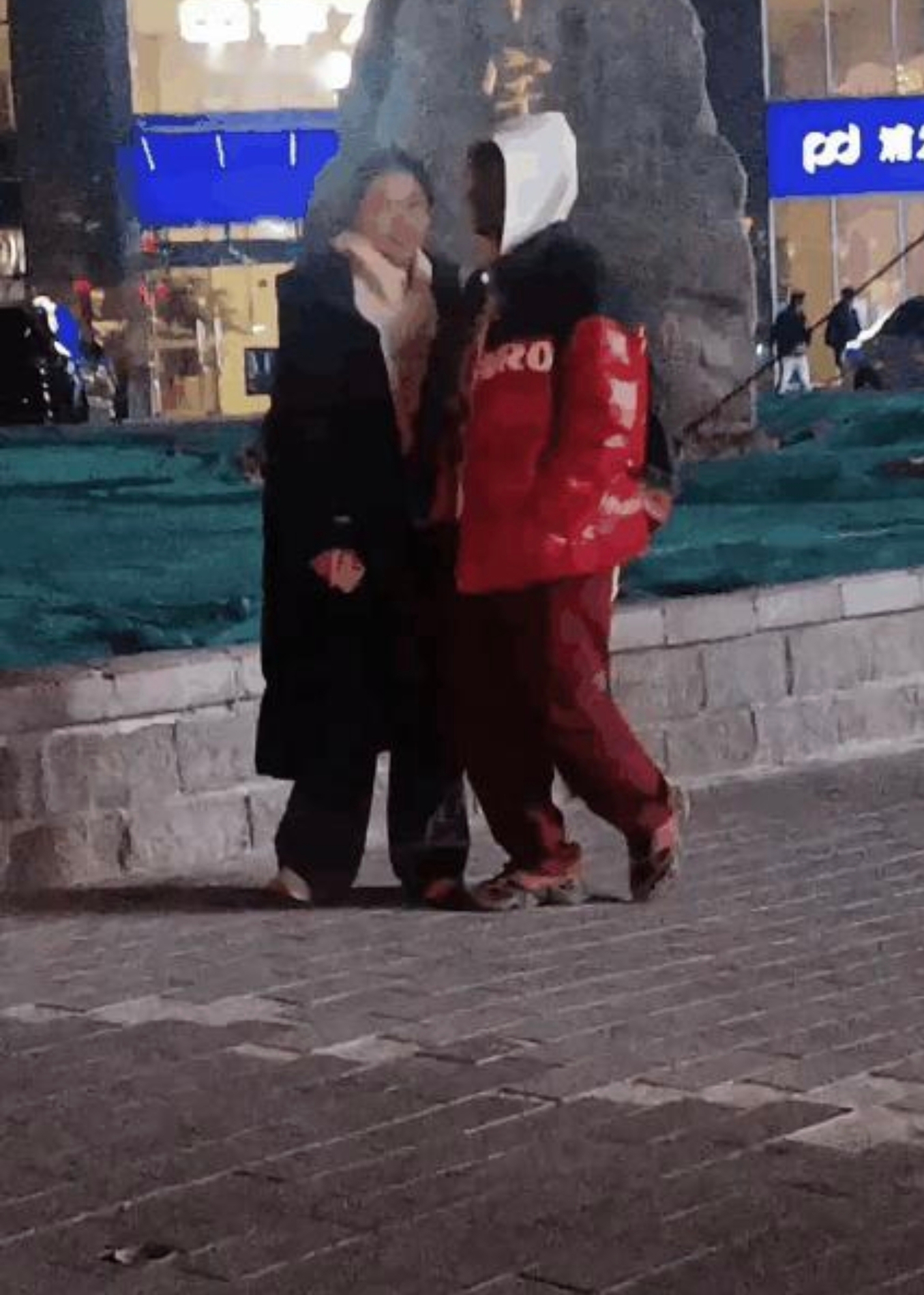 最近又看到个非洲小伙找了个中国女朋友的事。说实话，现在街上看到中外情侣已经不算新鲜事了。我认识几个非洲朋友，他们确实挺喜欢中国，有的在这边做生意，有的在大学教书，都挺踏实的。

感情这事吧，关键还是看