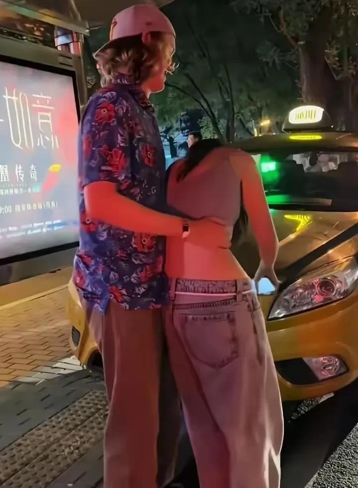 第一次和外籍男子约会就喝到不省人事，这姑娘到底咋想的？在热闹的街头，刚认识的外籍男子带着喝得烂醉如泥的女孩离开，那男的像拎个物件一样拽着她往出租车走，女孩瘫软着身子，完全没了意识。

周围路人看得直皱