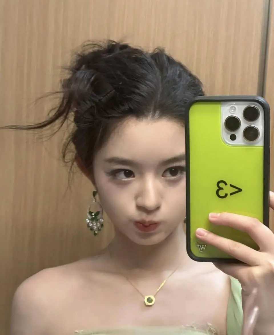 最近演员黄杨钿甜又上热搜了，这次是因为在学校毕业典礼上唱歌跑调。视频里她就唱了10秒《超级英雄》，结果被网友扒出来说唱得不行，质疑她“中戏第二”的艺考成绩有猫腻。
 
其实她读的是深圳华侨城高中的艺术