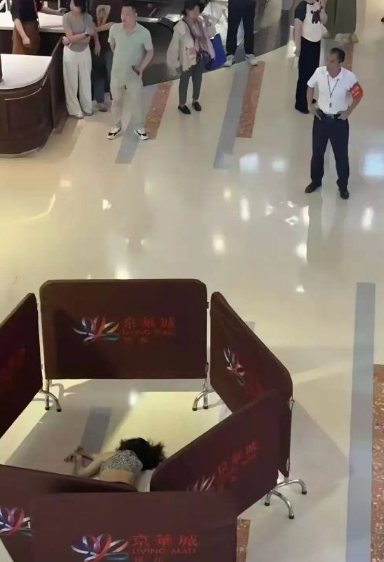 一杯奶茶竟成生死抉择？5月22日，扬州京华城商场一声闷响打破喧嚣——身穿豹纹吊带的26岁姑娘从五楼坠亡，手中紧握的手机险些砸中婴儿车。目击者称，事发前她与男友因“茶颜悦色还是蜜雪冰城”激烈争执，28元