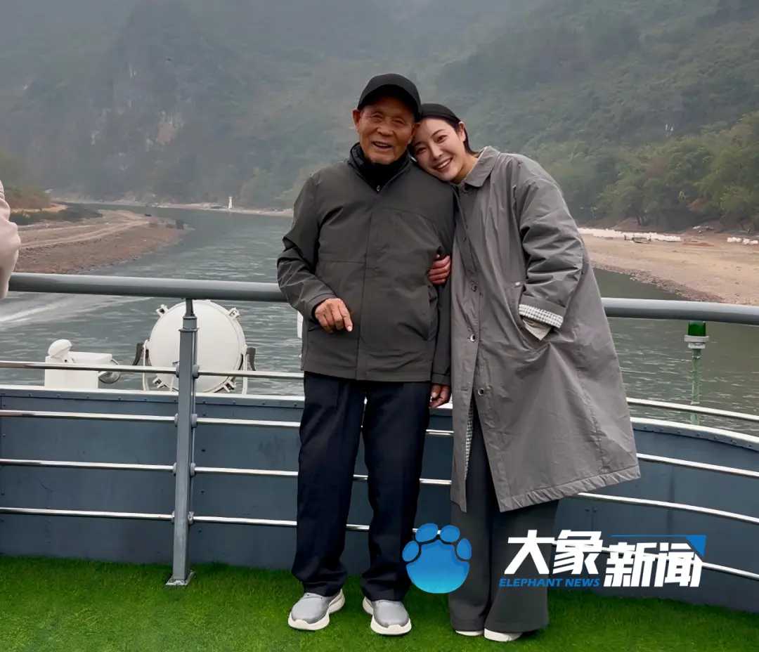27岁的河南农村姑娘李福贵靠走村卖货火遍全网，600万粉丝看着她骑三轮车下乡叫卖豆腐，谁能想到这姑娘家里竟有智力障碍的父母和年迈的爷爷需要照顾！

记者去采访那天，她正被十几家媒体追着跑，急得直掉眼泪