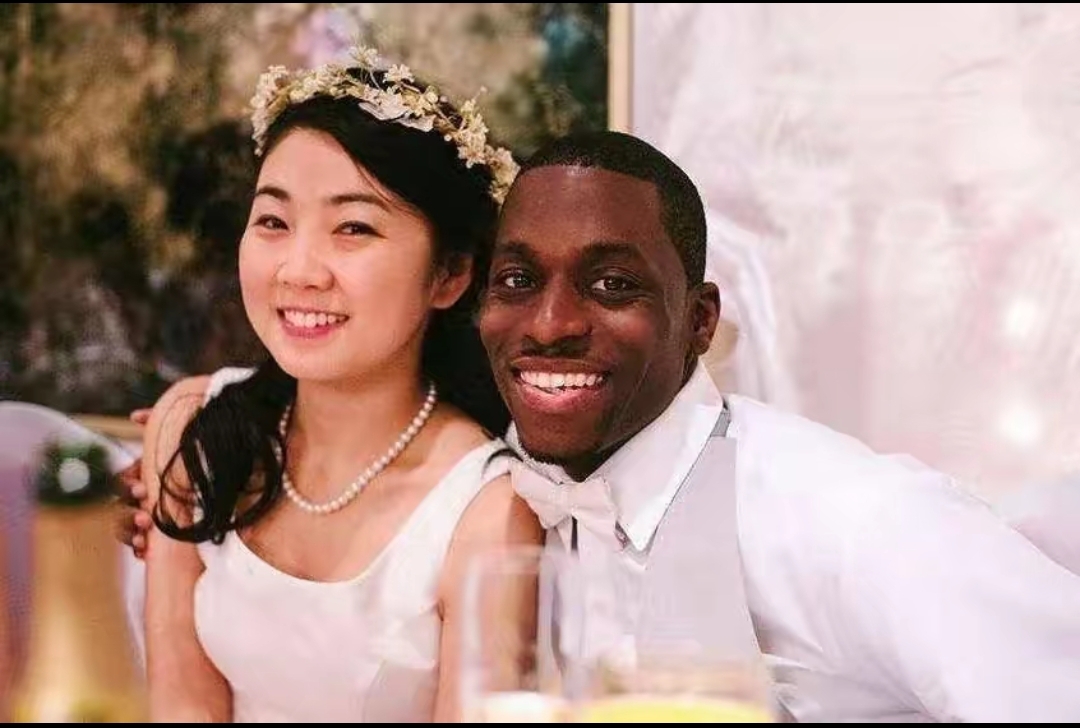 最近总刷到有人说，来中国的非洲小伙儿最高目标就是娶个中国姑娘，这事你怎么看？听说现在来中国的非洲朋友越来越多，他们性格开朗爱热闹，不少中国女孩觉得跟他们在一块儿挺有意思，甚至有人还会攀比谁的非洲男友更