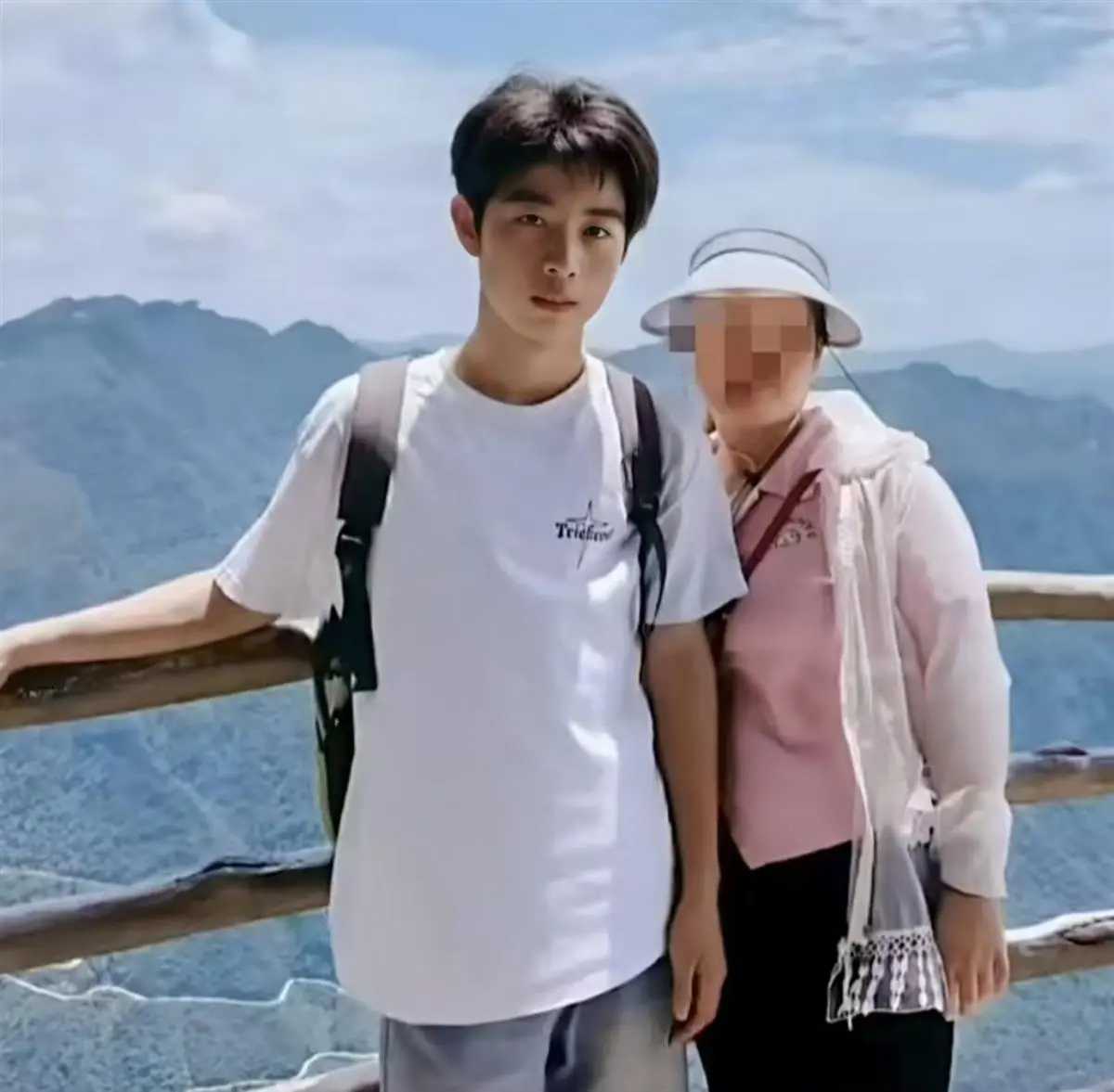 19岁的陕西复读生彭宇轩，高考后计划打暑假工，却在7月初与家人失联，如今已超过一周，家人怀疑他被骗至缅甸。
 
据其好友小佳回忆，6月28日至30日，两人还在西安相处。7月1日，小佳回老家后，彭宇轩乘