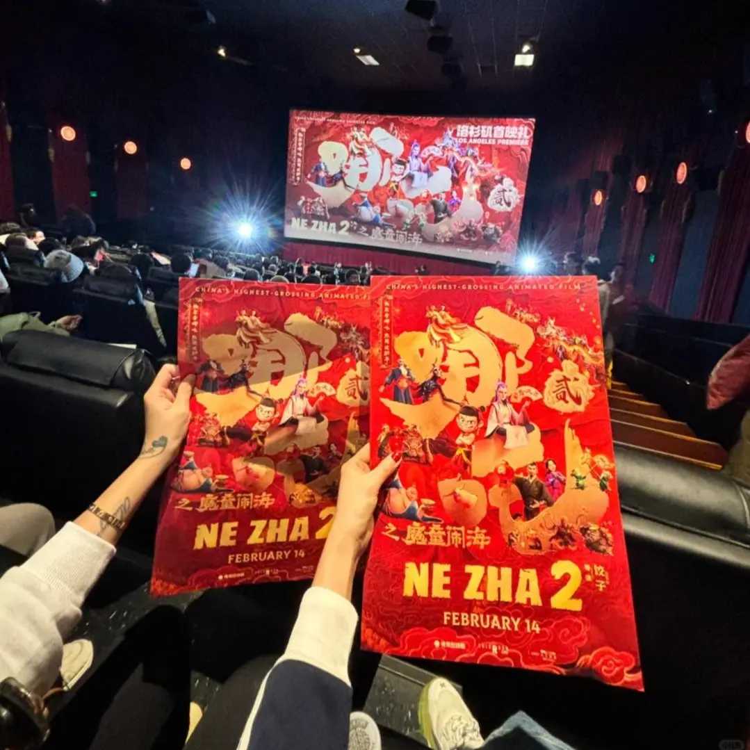 爆火国漫出海！《哪吒2》北美首映礼燃爆好莱坞
 
国产动画之光《哪吒2》登陆北美，首映礼在好莱坞盛大举行，现场气氛热烈非凡！还没开场，影院外就排起长队，一票难求。很多观众提前好几个小时就来排队，就为了