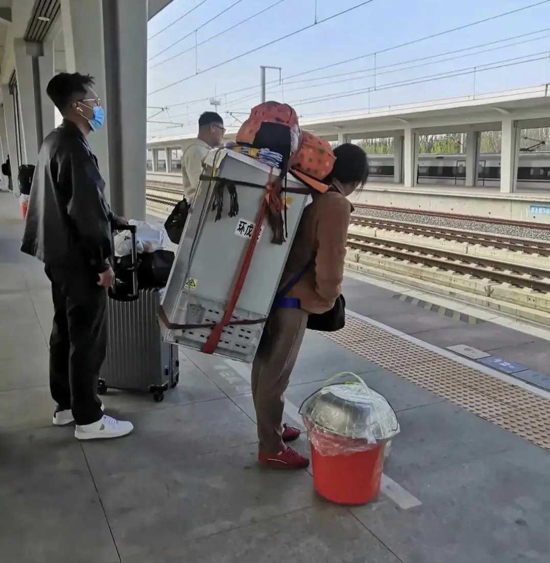 “你辛苦，跟我有什么关系？”这句话为何会让父母如此愤怒？在辽宁某工地，一名父亲顶着30多度的高温劳作，满头大汗的他拍视频告诉儿子自己又挣了200块，并叮嘱儿子在家开空调别太省钱。

然而，这条视频下的