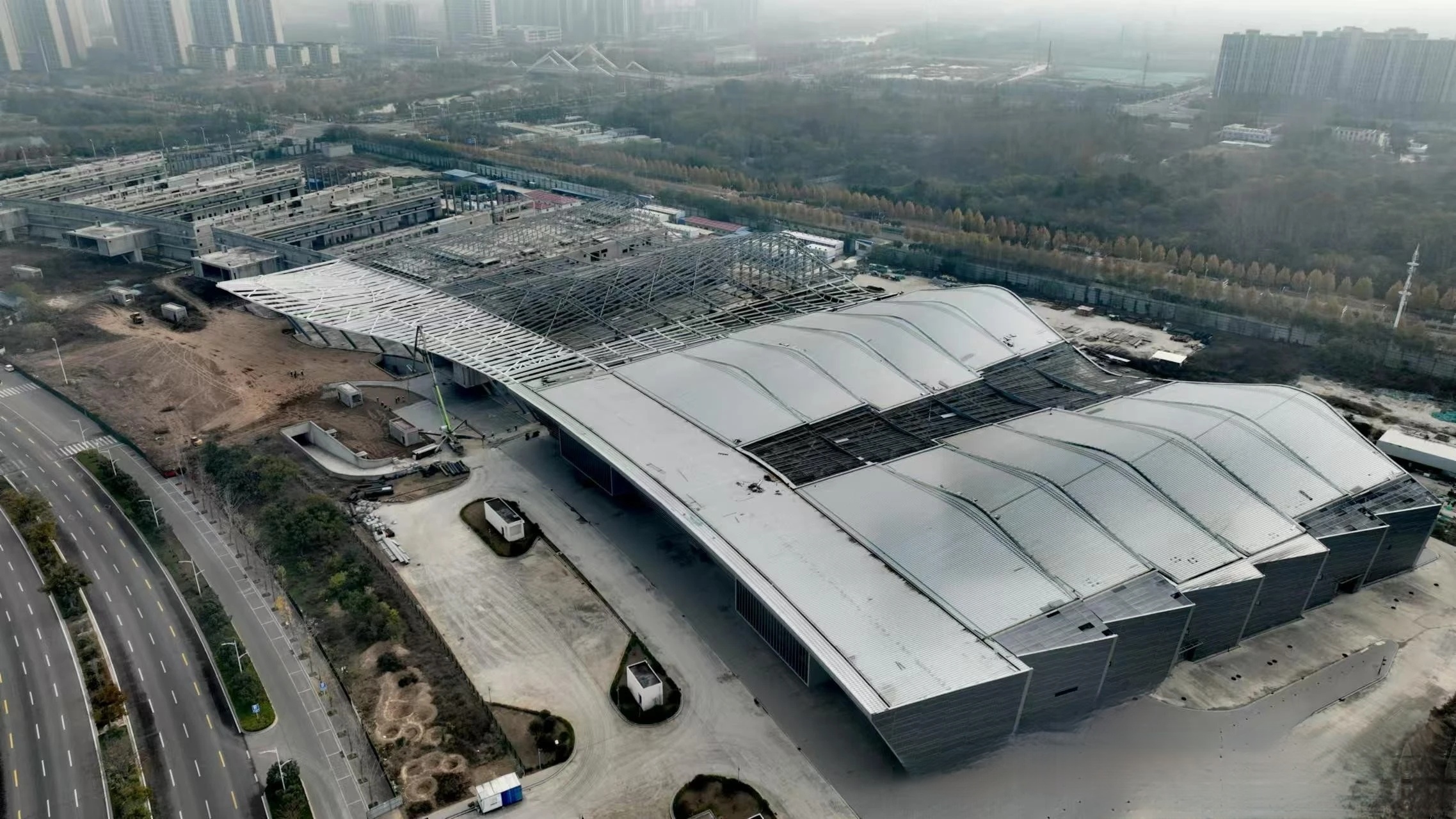 【占地305亩，商丘这一标志性建筑正在施工中】12月5日，记者航拍位于日月湖南侧的商丘国际会展中心施工现场。该中心作为商丘市标志性建筑，占地约305亩，具备展览、会议、餐饮、体育赛事、文娱旅游等多种功