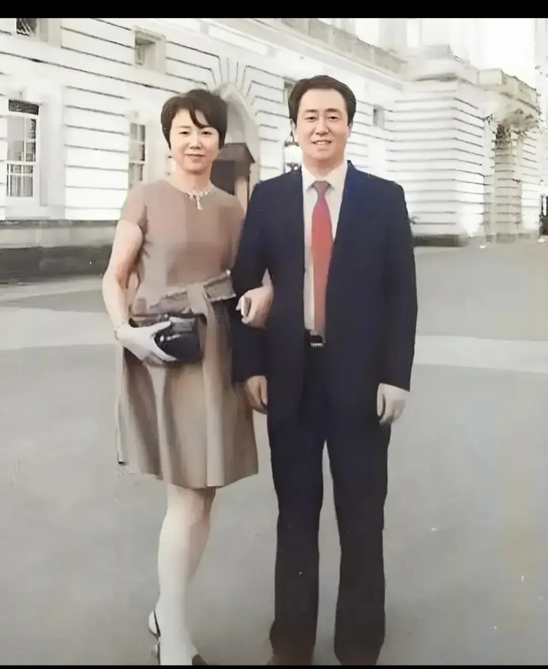 恒大爆雷后，给了许家印两年时间，他不是想办法拯救恒大力挽狂澜，而是选择跟妻子离婚，转移财产。还给儿子专门弄了一个23亿的信托基金，设立一个单一信托，这23个亿谁也拿不走，这笔钱不能取本金，只能取利息。