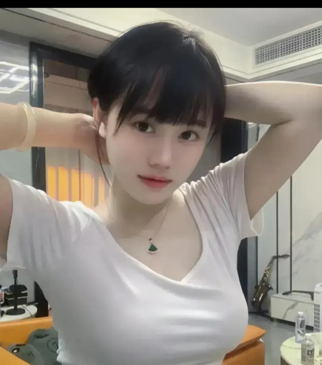找个知己，距离近一点，不在意外貌，只要能聊得来就好。睡醒后会找你，忙完了会告诉你，每件事都会得到回应和解决，作为心灵的寄托。这是尊重、理解、信任和包容。我们不会消失，不追求一时兴起的聊天，我发信息给你