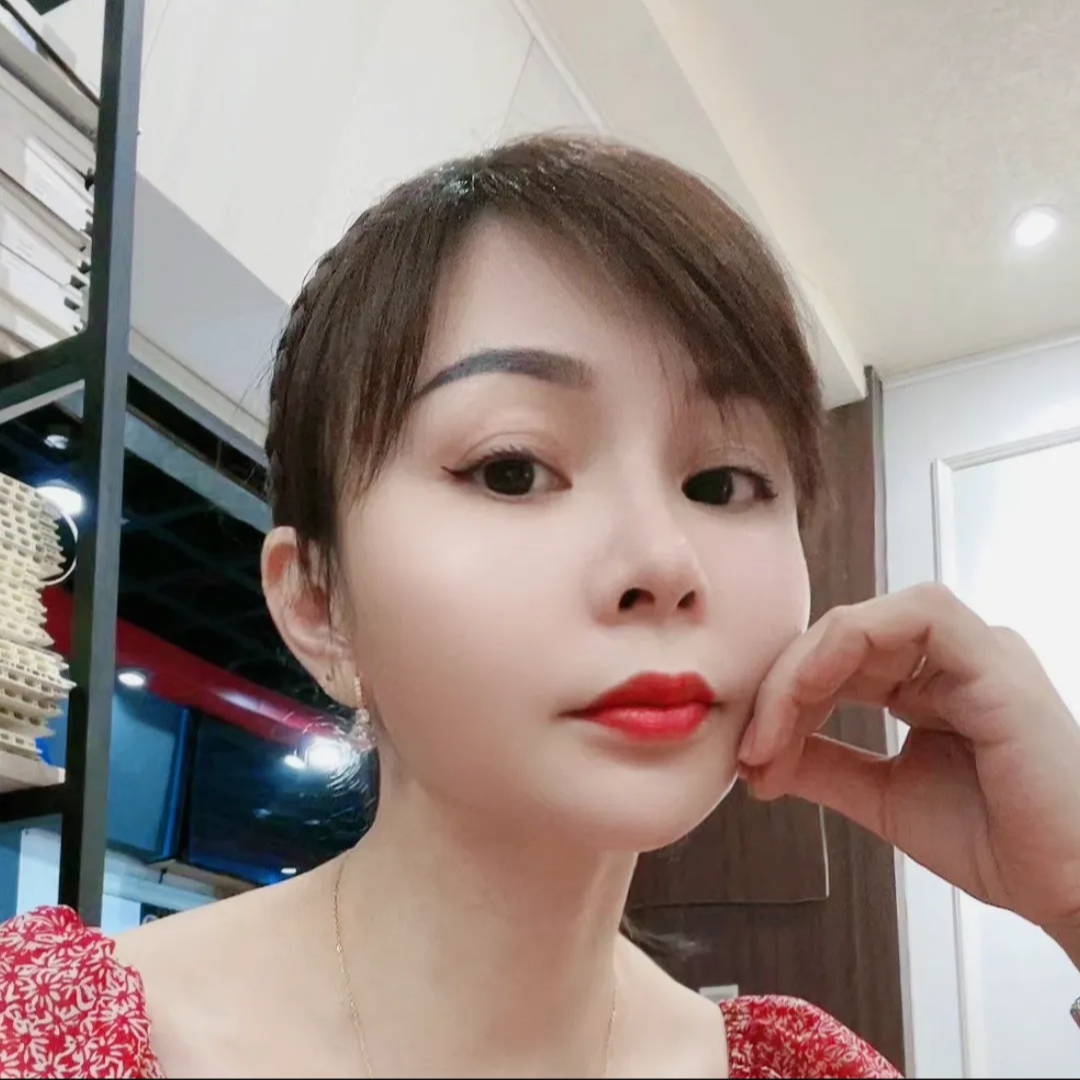 为什么说40岁的女人很难追呢？据说，要哄5岁的小女孩，要用糖；要哄20岁的女生，要用花；而要哄30岁的女人，则需要甜言蜜语。那么，40岁的女人应该用什么来哄呢？是给她钱吗？小钱她可能不感兴趣，但你又舍