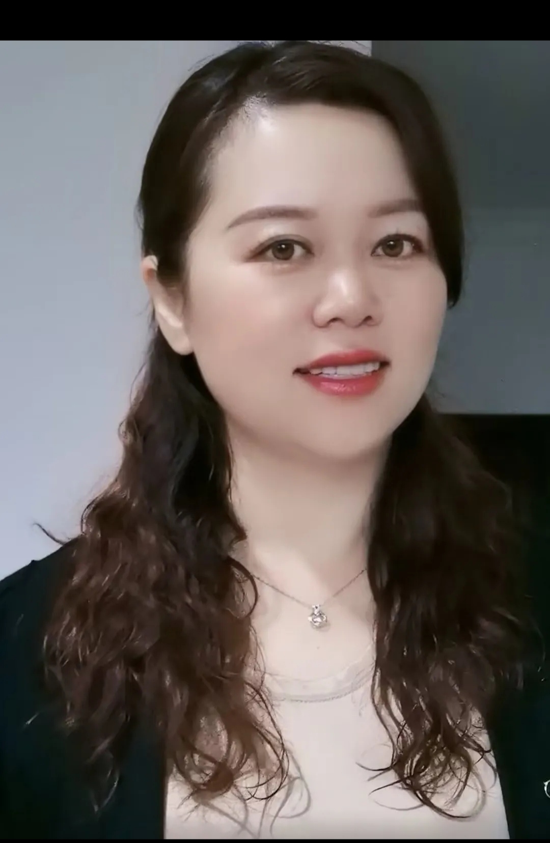 人这一辈子，就是一个过程，没有永远盛开的花，也没有不老的青春，时间一到，该老的老，该走的走，我们终究只是时间的过客，既是过客，又何必执着，珍惜所有不期而遇，看淡所有不辞而别，尽人事，听天命，人生除了生