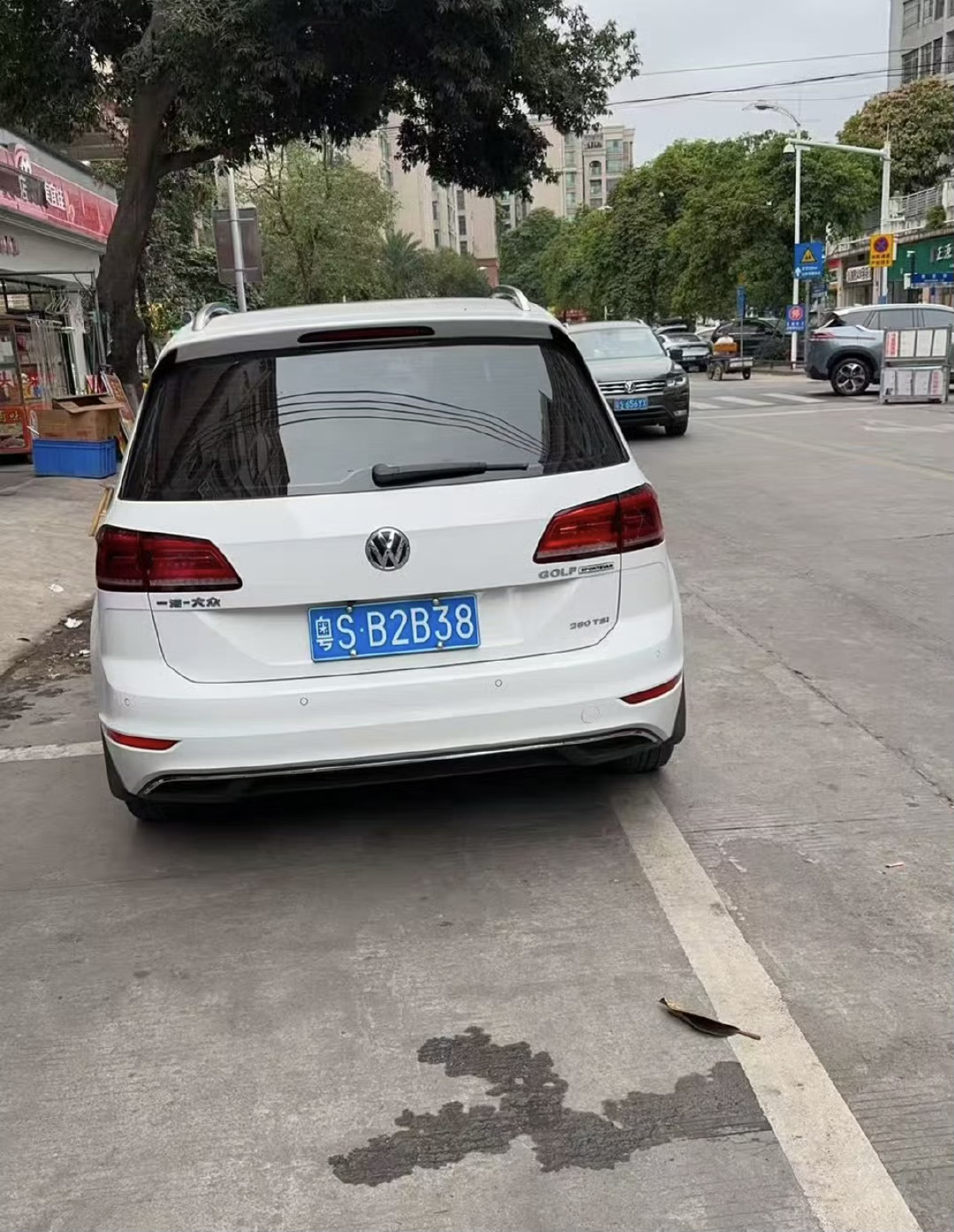无意中在路边看到这个车牌，车主为啥要选这个号？感觉被骂得太狠了… 