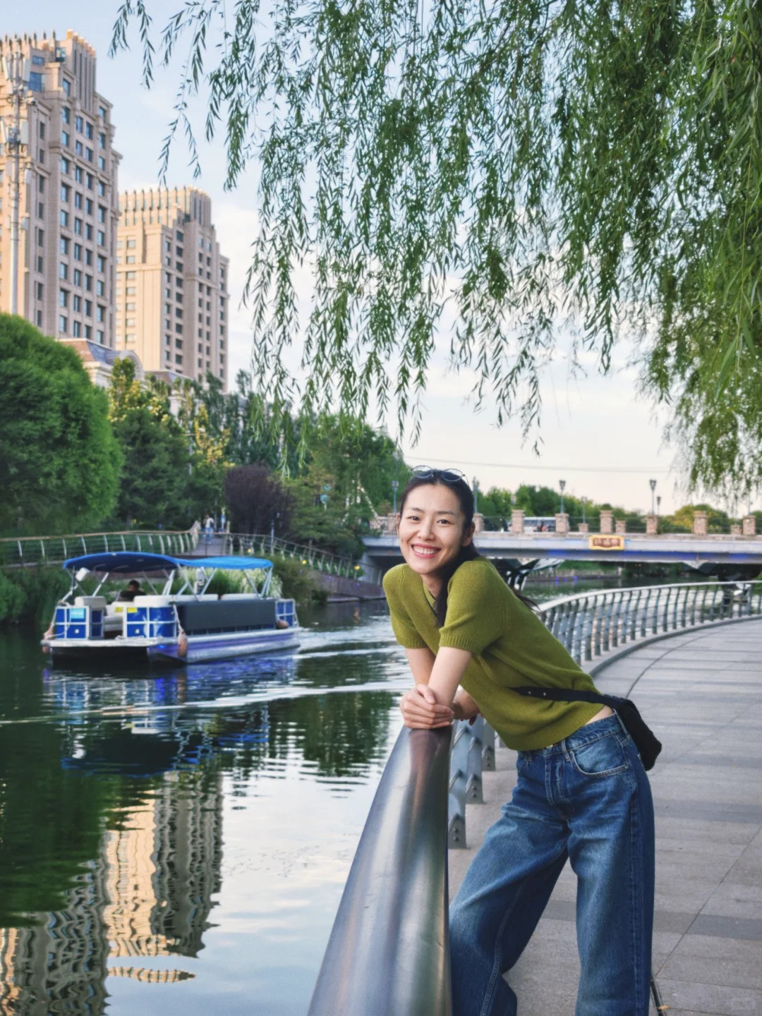 大表姐刘雯总是能把基础款穿得很好看呀！
比如这次的果绿色针织衫，搭配一条高腰的蓝色牛仔裤，依然是选择了廓形拖地的男友风裤装，这样可以增加松垮慵懒的感觉。
再配合上衣的短小设计，可以很好的修饰身材，慵懒