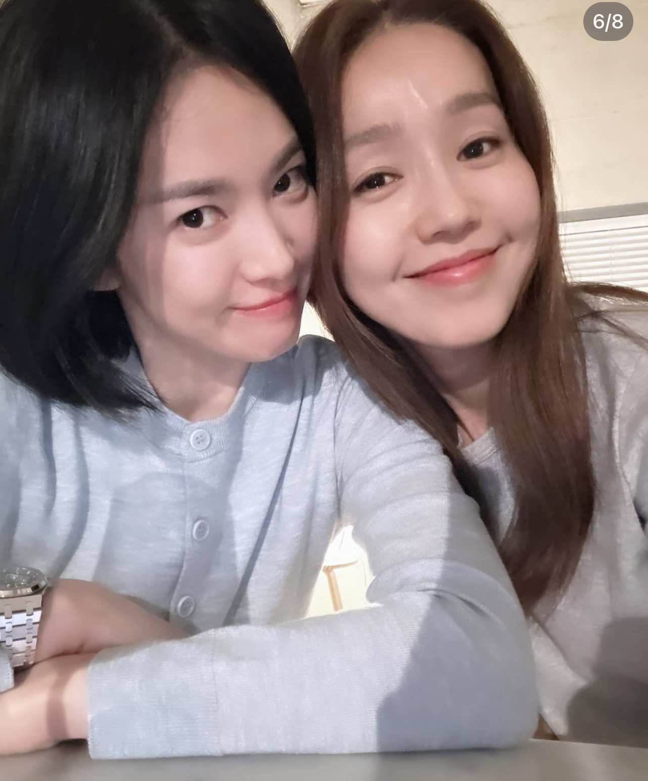 宋慧乔又晒美照啦！
照片中留着干练的齐耳短发，身穿蓝色针织衫，状态好到爆，依然是大家印象中的偶像剧女王！
言归正传，宋慧乔这次的穿搭也挺在线的，拼接款的针织衫很有设计感。
腰部往上是浅蓝色的针织开衫，
