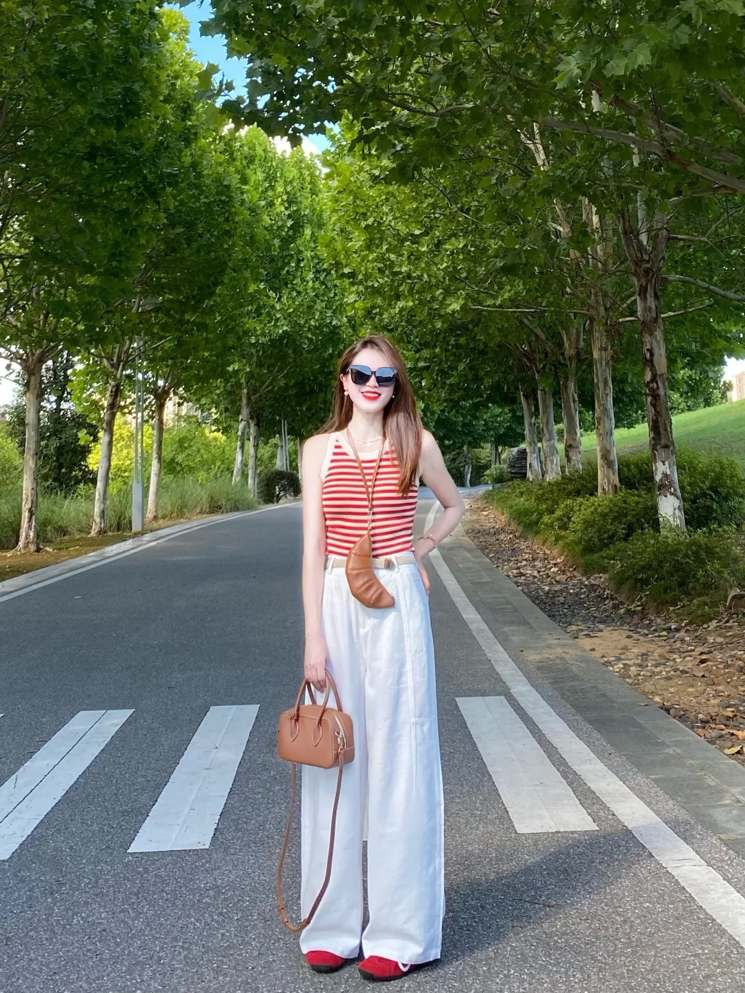 夏天出门就这么穿吧！
红色的条纹背心充满活力，搭配一条白色的阔腿拖地裤，随性慵懒又减龄！
鞋子是红色的，和背心呼应，搭配棕色的包包超有氛围感！