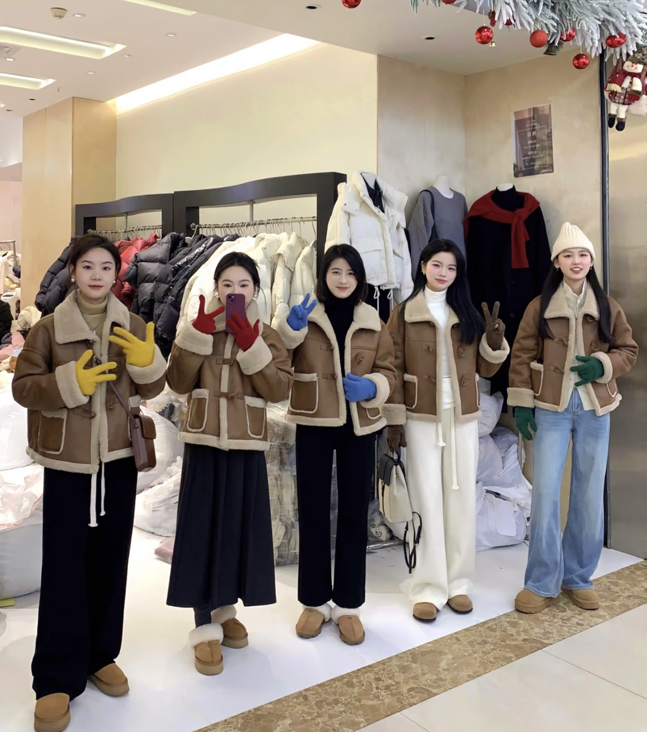 同一件衣服也能穿出不同风格！
就拿我们冬季常穿的皮毛一体外套来讲，这里就给了多种搭配方案，带来更多的灵感。
棕咖色的皮毛一体外套，内搭米白色T恤和同色糯米裤增加清新的感觉，再加入一双栗色雪地靴，整体复