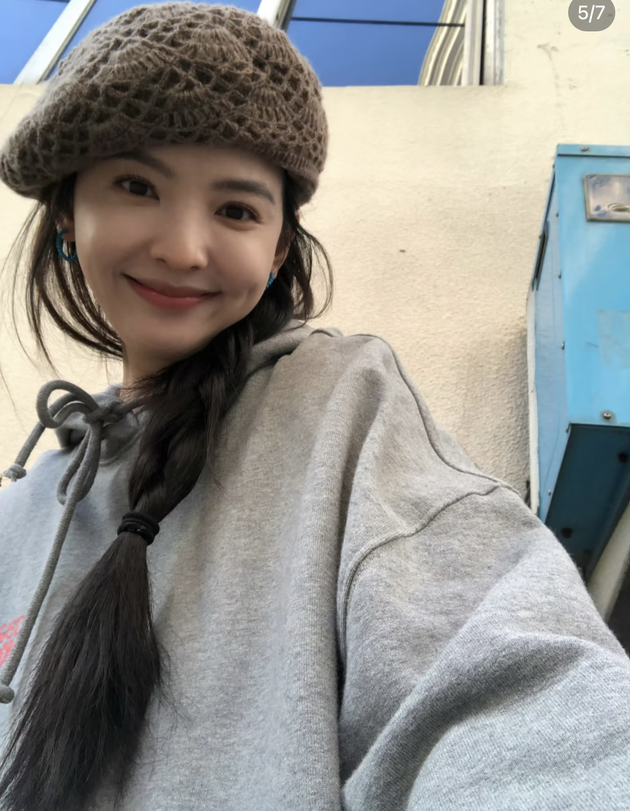 被章若楠的卫衣穿搭惊艳到了，慵懒文艺又少女，太特别了！
宽松的灰色连帽卫衣是大家衣橱里都会有的单品吧，在这里，章若楠就搭配了一件水洗浅蓝的牛仔裤，同时，用咖色拼接的格子衬衫系在腰间，类似于裙摆的效果更