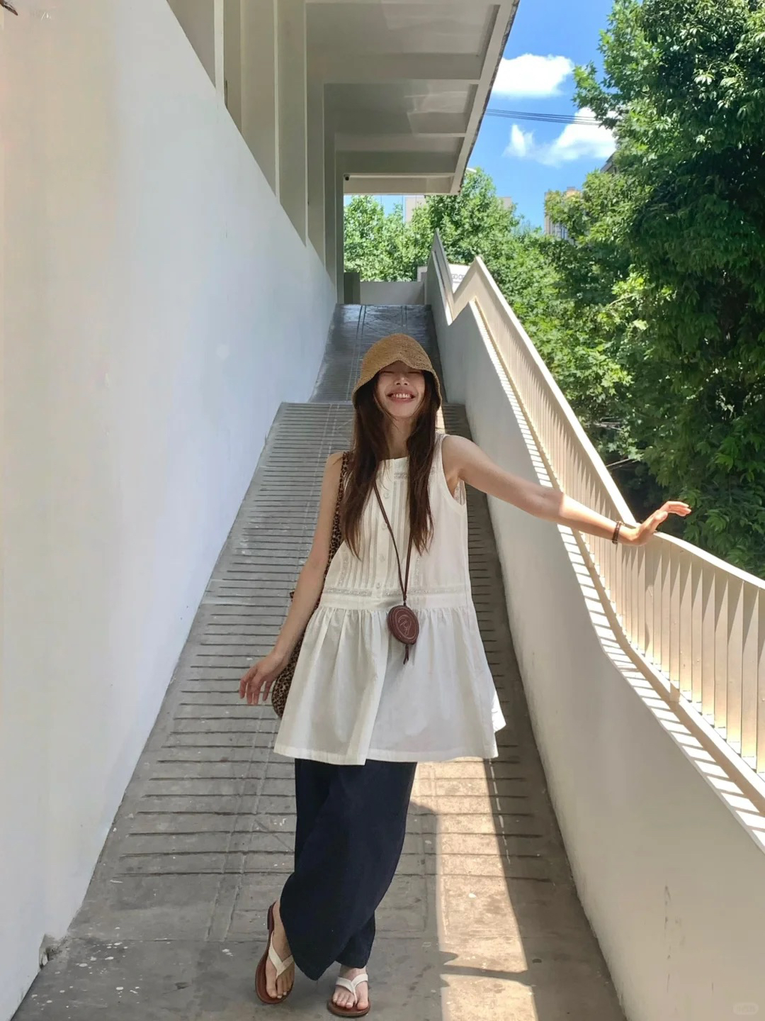听  ::
超爱这种慵懒休闲的穿搭呀！
今年很流行这种中长款的小衫，盖住臀部的长度很慵懒，也很遮肉。
夏季可以挑选这种无袖的设计，平衡它的宽松，搭配一条阔腿拖地裤就很慵懒松弛。
博主还搭配了编织草帽和