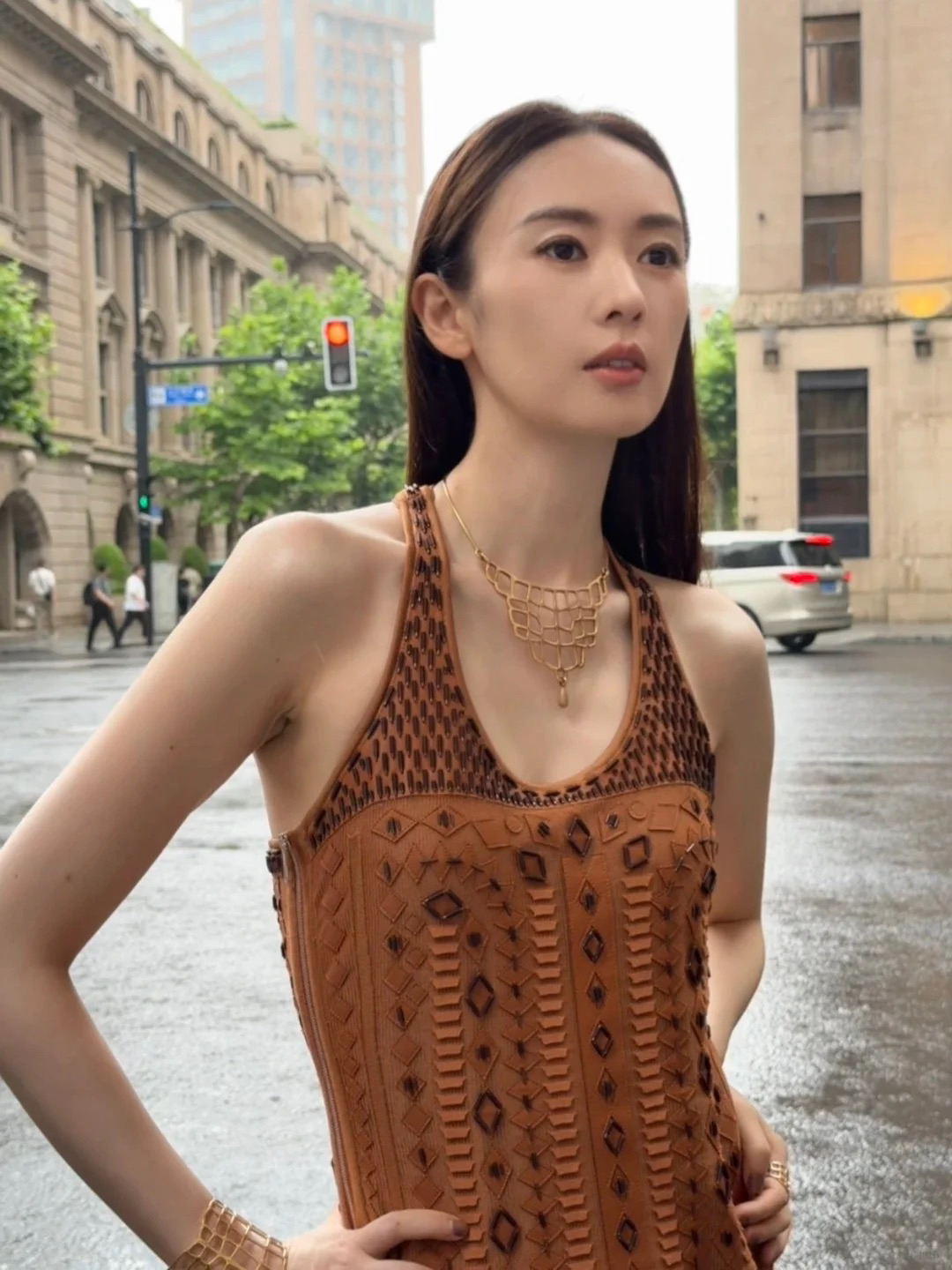 童瑶太会穿了，这一身尽显身材优势，超美！
大领口的背心短裙露出锁骨和大长腿，搭配一双长筒的靴子，增加了酷飒的气场，看上去更时髦。
这里项链选择了和裙子颜色接近的金色，更精致贵气。