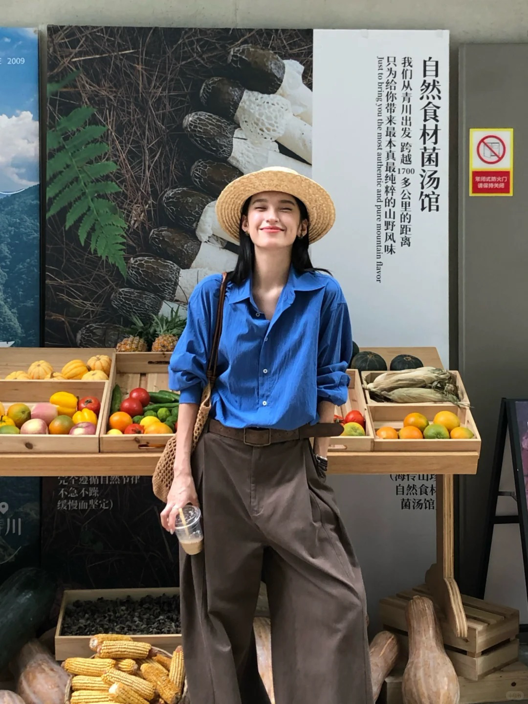 克莱因蓝也太气质显白了！
挑选一件克莱因蓝的廓形衬衫，下面搭配一条咖色的阔腿拖地裤，这种偏中性复古风的穿搭让人印象深刻，时尚有特别。
