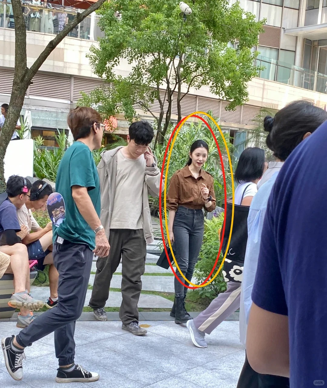 路人镜头中的刘浩存太好看了吧！
她的腰身比例很好，这次的搭配也把优点尽显出来了！
一件咖色的衬衫，塞衣角搭配高腰的直筒牛仔裤，再加上同色短靴增加利落感，整体帅气洒脱，又很显高挑。
这一身很适合小个子们