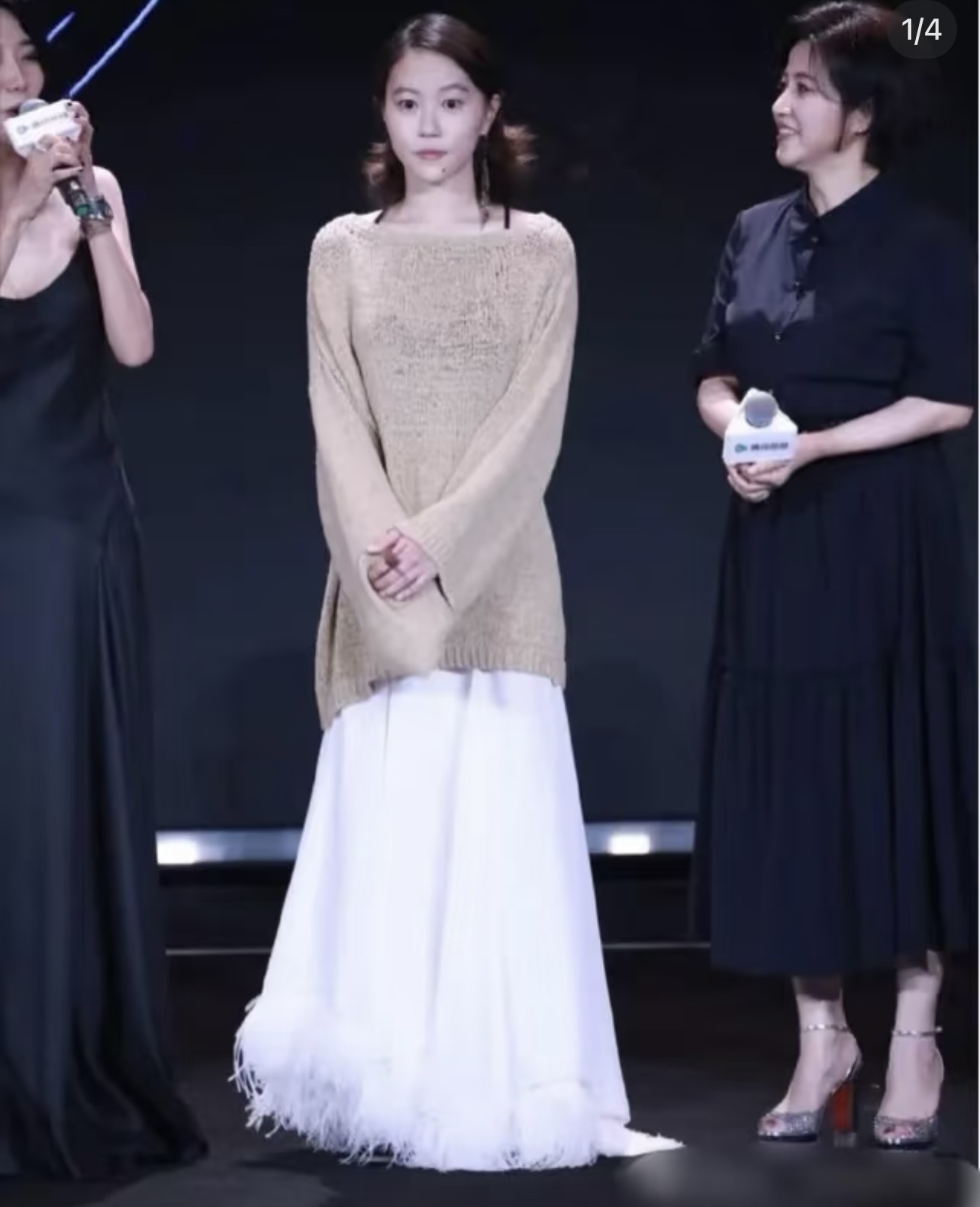 窦靖童的身上真的很有王菲的影子呀，两个人都属于细长的身材，平时也很喜欢中性色穿搭，给人一种冷清的距离感。
两个人对时尚的驾驭能力都很强，有时候也可以变成很仙气满满的风格。比如这里的浅卡其色落肩长上衣搭